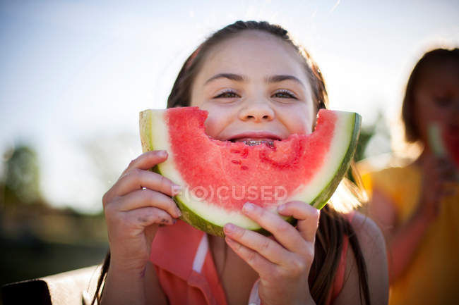 Усміхнена дівчина їсть кавун — стокове фото