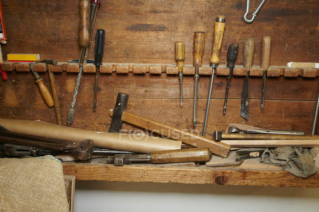 Vista ravvicinata di scalpelli e legno sul banco da lavoro — Foto stock