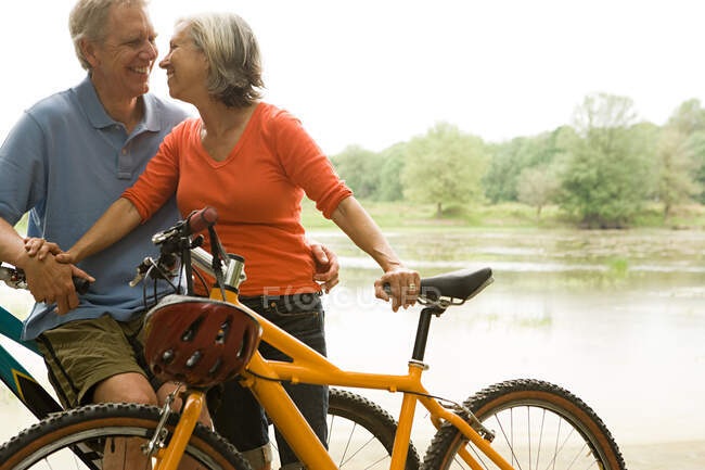 Couple mature avec des vélos — Photo de stock