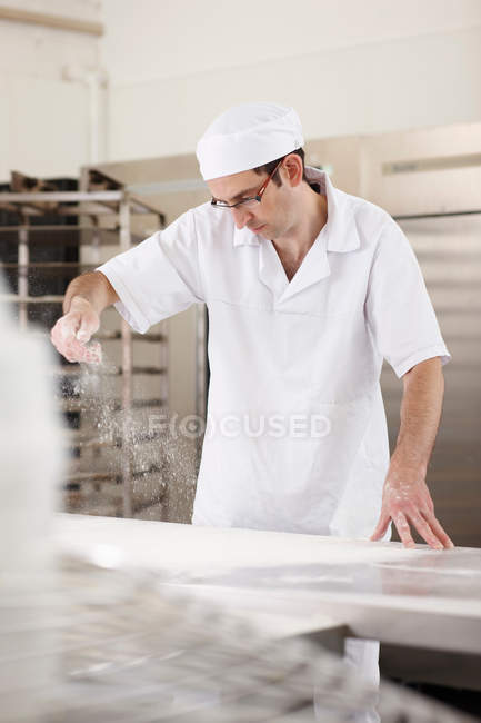 Cocinero hornear en la cocina - foto de stock