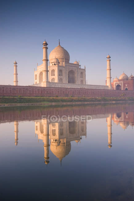Taj Mahal reflejado en la piscina - foto de stock