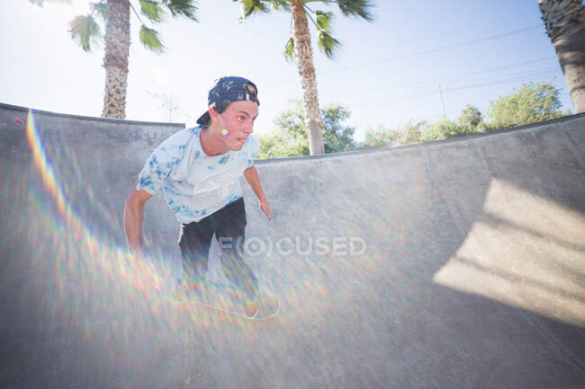 Молодой человек катается на скейтборде в парке, Иствейл, Калифорния, США — стоковое фото