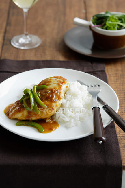 Frango e arroz com salada verde — Fotografia de Stock