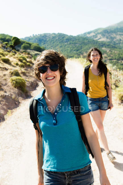 Mulheres caminhadas juntas na colina, foco em primeiro plano — Fotografia de Stock
