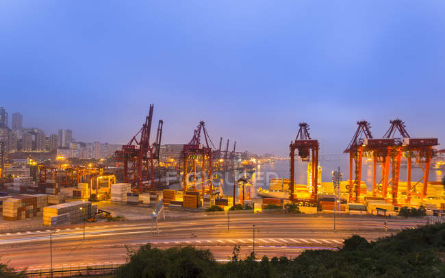 Observando a vista do porto de transporte, Hong Kong, China — Fotografia de Stock