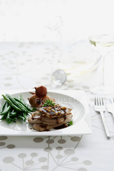 Meat with green beans — Stock Photo