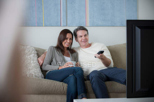 Зрелая пара смотрит телевизор — стоковое фото