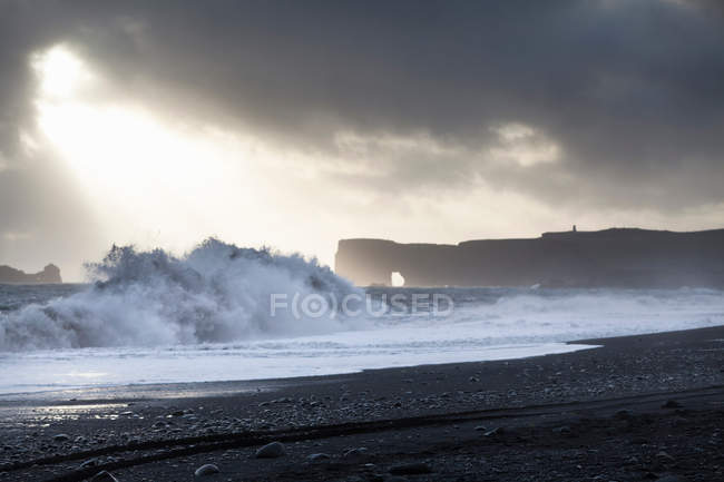 Хвилі падають на пляжі — стокове фото