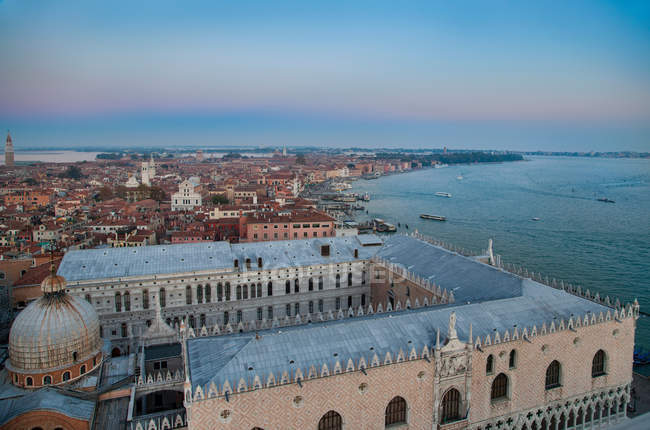 Вид с воздуха на прибрежные городские здания и гавань — стоковое фото
