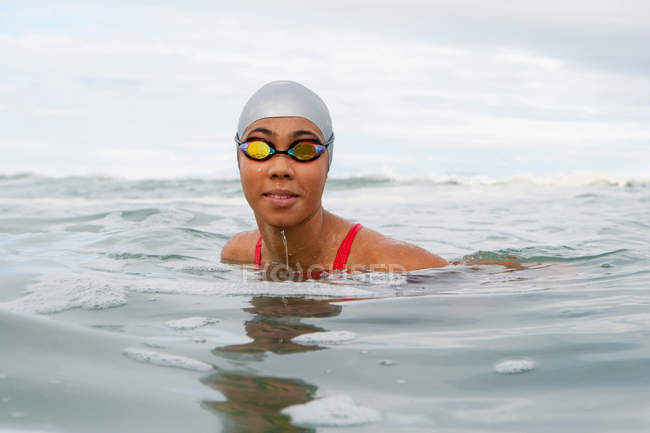 Nadador usando óculos na água — Fotografia de Stock