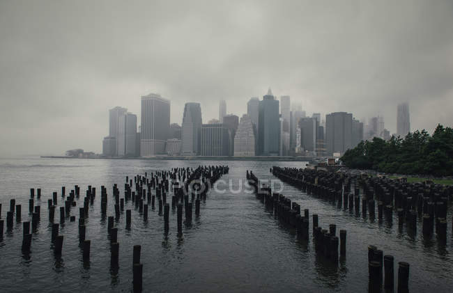 Vista brumosa del horizonte de Manhattan, Nueva York, EE.UU. - foto de stock