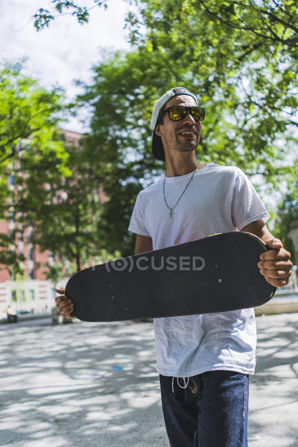 Skateboarder carrying his skateboard, Montreal, Quebec, Canada — Stock Photo