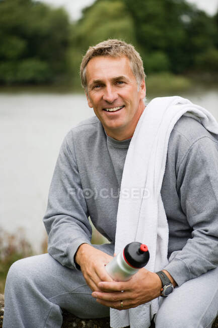 Sonriente hombre maduro usando un chándal - foto de stock