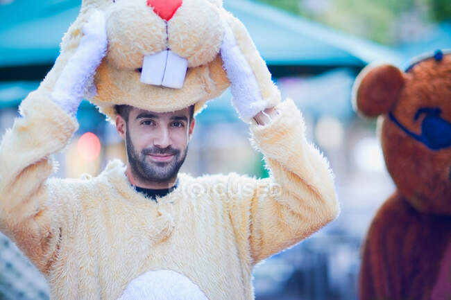 Homme en costume de lapin — Photo de stock