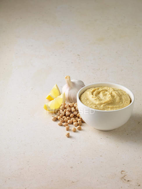 Bowl of hummus with chickpeas — Stock Photo