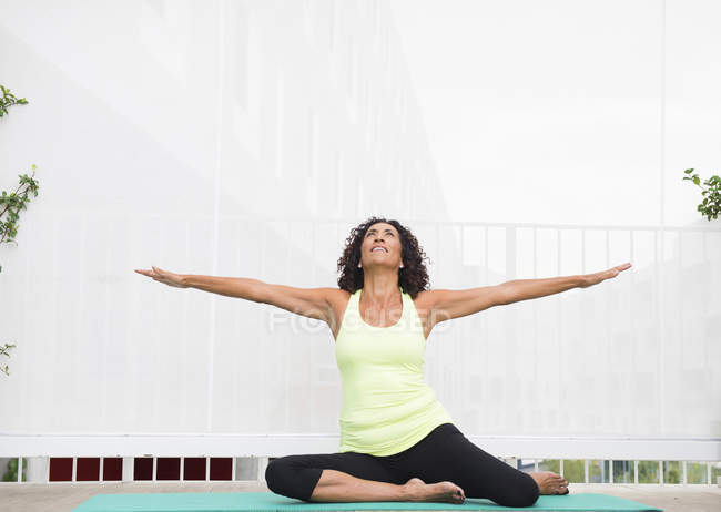 Femme mûre pratiquant le yoga — Photo de stock