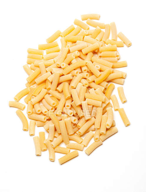 Pile de Macaroni isolé sur fond blanc — Photo de stock