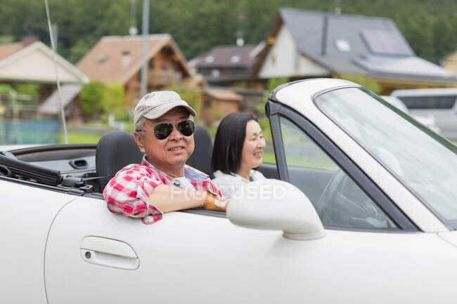 Пара, насолоджуючись неквапливим водінням у спортивному автомобілі — стокове фото
