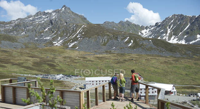 Excursionistas explorando, Hatcher Pass, Matanuska Valley, Palmer, Alaska, Estados Unidos - foto de stock