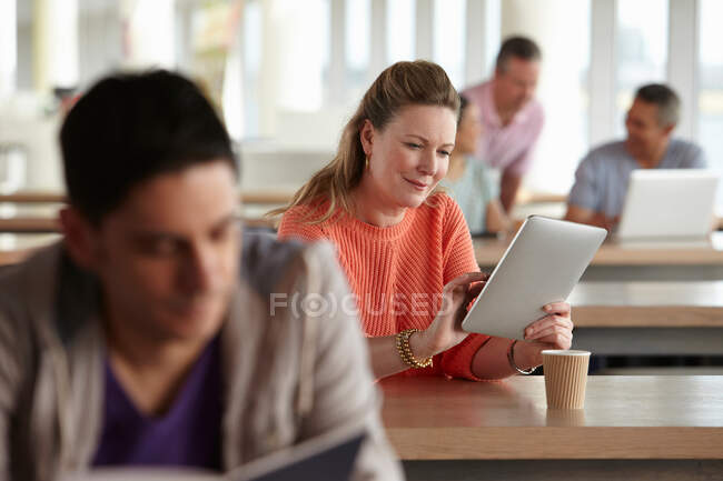 Mulher usando tablet digital na classe — Fotografia de Stock