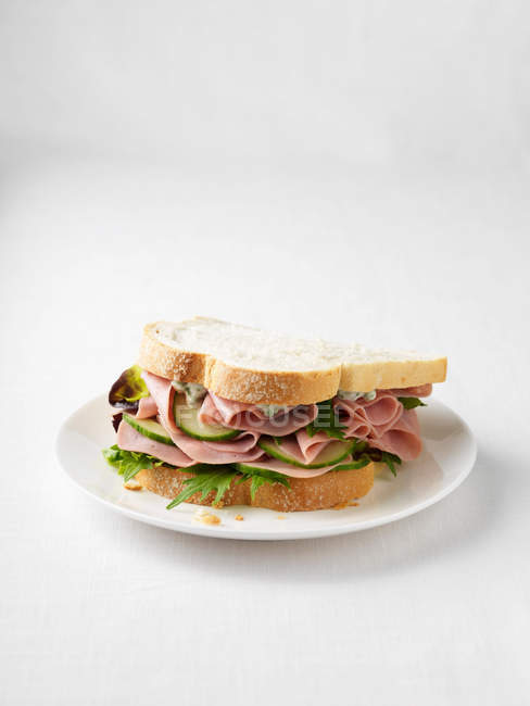 Бутерброд з шинкою та огірком — стокове фото