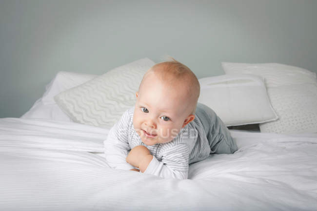 Хлопчик обходу на ліжку — стокове фото