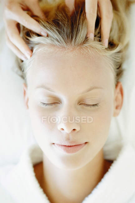 Mujer recibiendo masaje en la cabeza - foto de stock