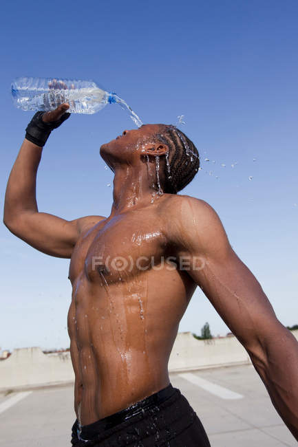 Athlet gießt sich selbst Wasser ins Gesicht — Stockfoto