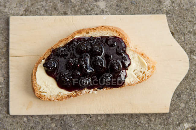 Blueberry jam on bread — Stock Photo