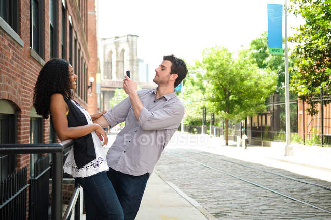 Homem tirando foto de namorada — Fotografia de Stock
