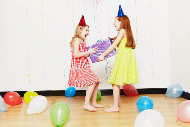 Дівчата борються за подарунок на день народження — стокове фото