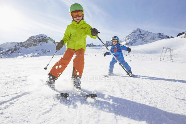 Ski pour garçons, Stubai, Tyrol, Autriche — Photo de stock