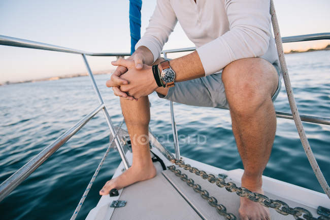 Человек, наслаждающийся видом на парусник, залив Сан-Диего, Калифорния, США — стоковое фото