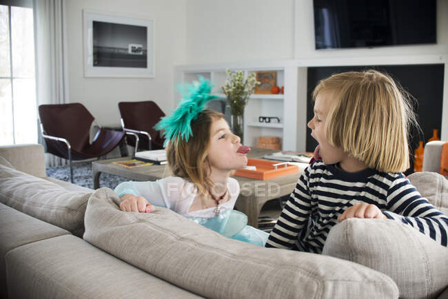 Crianças a enfiarem a língua umas nas outras — Fotografia de Stock
