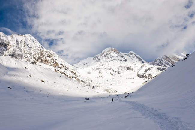 Wanderer in verschneiter Berglandschaft — Stockfoto