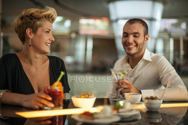 Couple prenant un verre au bar — Photo de stock