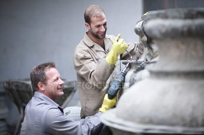Putting harness on large vases — Stock Photo