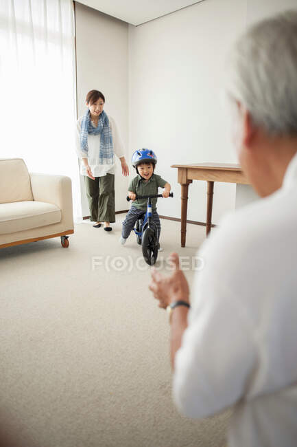 Junge lernt Fahrradfahren — Stockfoto