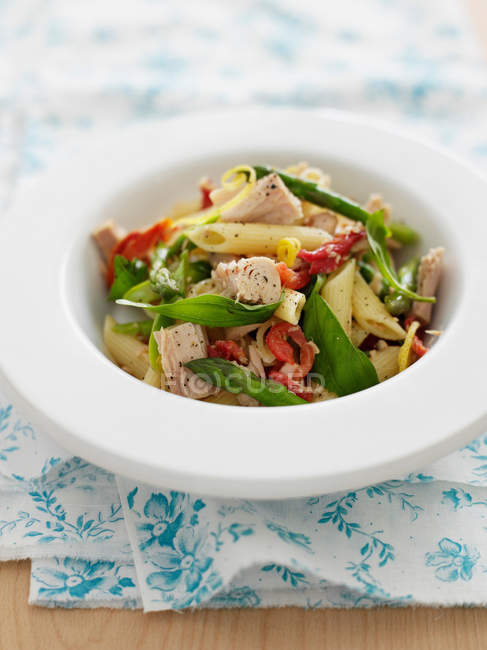 Carbonara pasta with vegetables in bowl — Stock Photo
