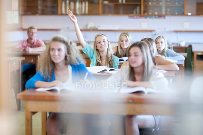 Ragazze della scuola godendo lezione di scienza — Foto stock