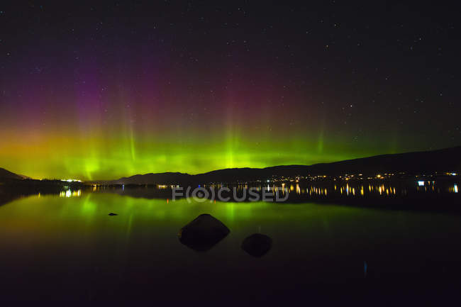 Aurora boreal sobre Okanagan Lake à noite — Fotografia de Stock