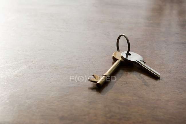 Vue rapprochée des clés sur la table — Photo de stock