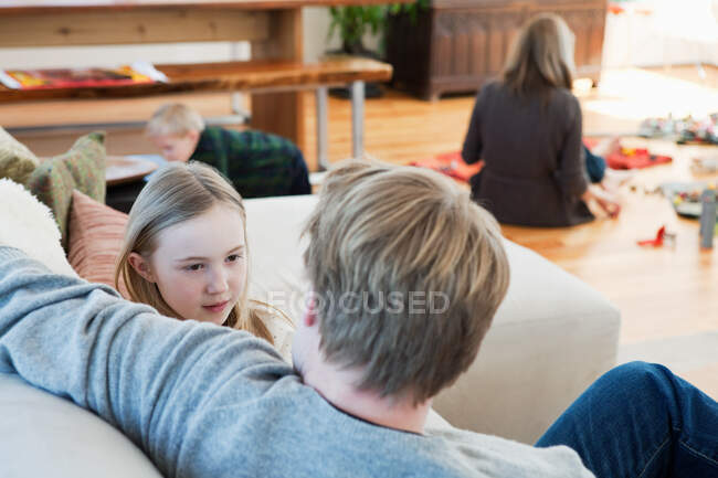 Relaxation familiale dans le salon — Photo de stock