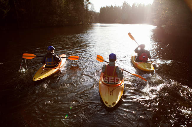 Kayakers remare insieme sul lago ancora — Foto stock