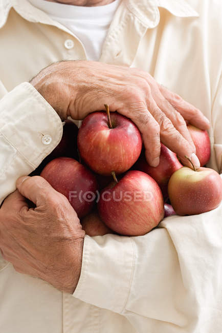 Image recadrée d'un homme âgé tenant des pommes — Photo de stock
