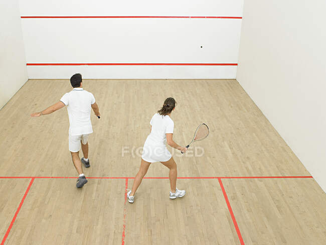 Homem e mulher jogando squash — Fotografia de Stock