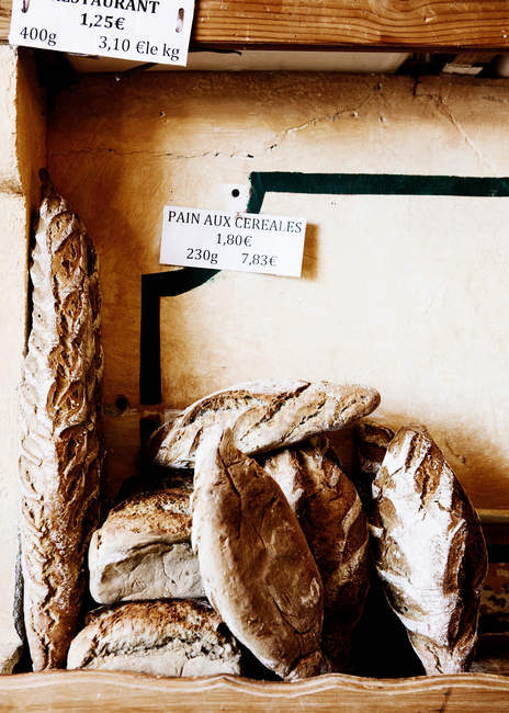 Pani di pane in vendita in panetteria — Foto stock