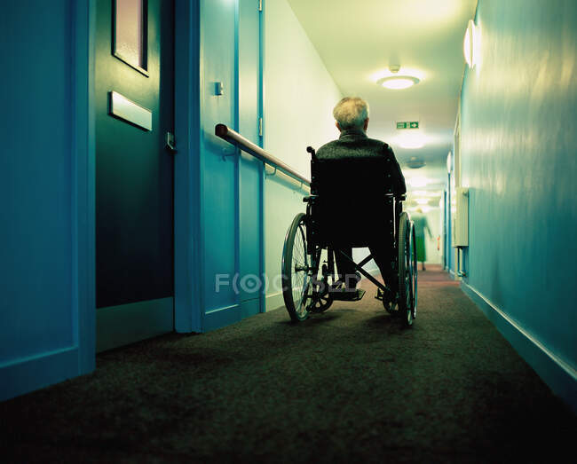 Homme handicapé dans un couloir — Photo de stock