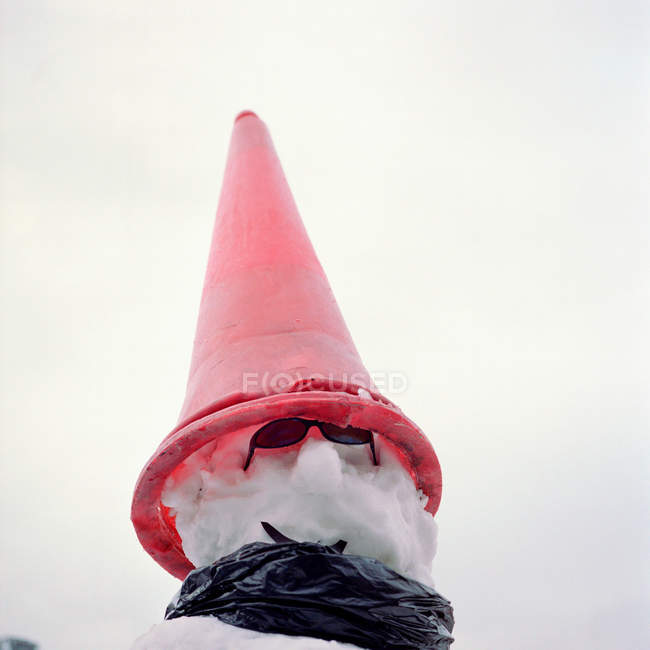 Vista inferior do boneco de neve com cone de tráfego vermelho — Fotografia de Stock