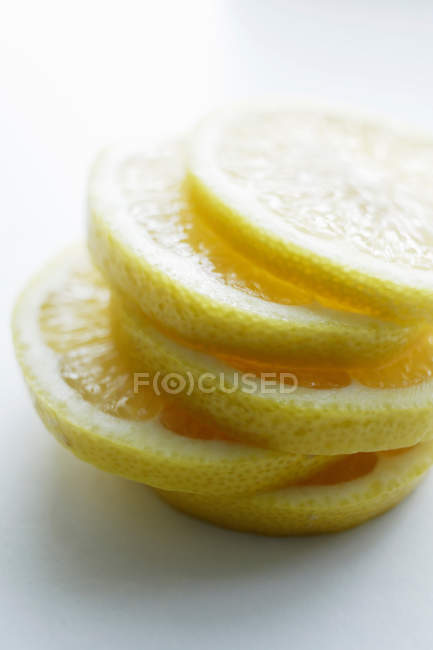 Стопка ломтиков лимона — стоковое фото